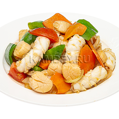 Гребешок тушёный с кальмаром и овощами